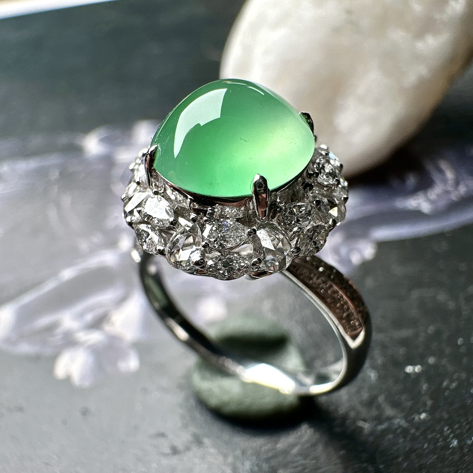 【冰种淡绿蛋面戒指】种水色俱全，冰透闪亮，通透感饱满度很好，18k金钻镶嵌，裸石尺寸9*4.7毫米，圈口可改