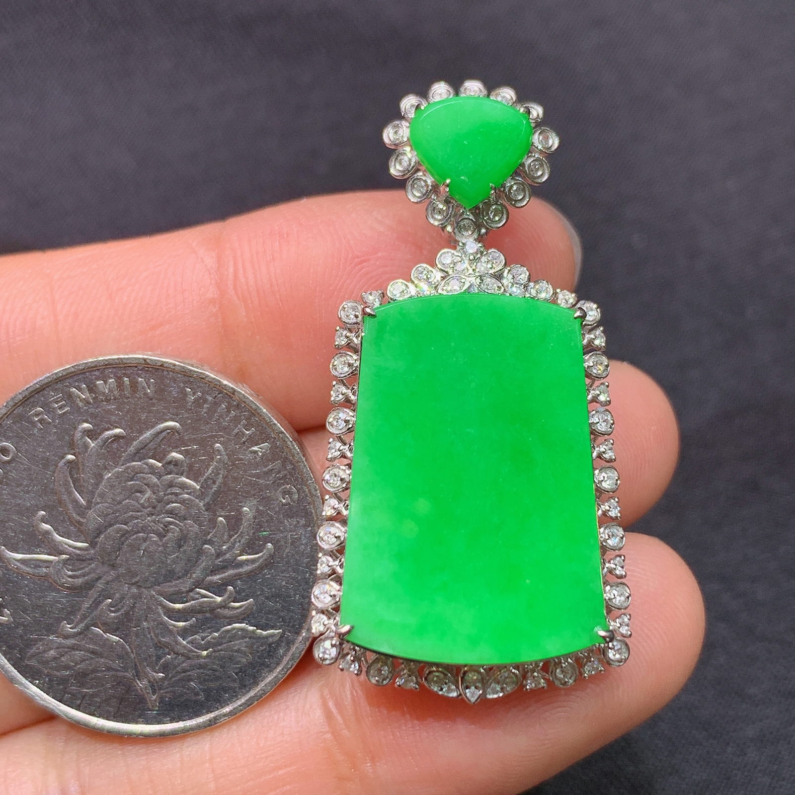 冰阳绿无事牌吊坠，18k金镶嵌，冰润色阳，种老水足，B1 尺寸37.5*18.7*8.7