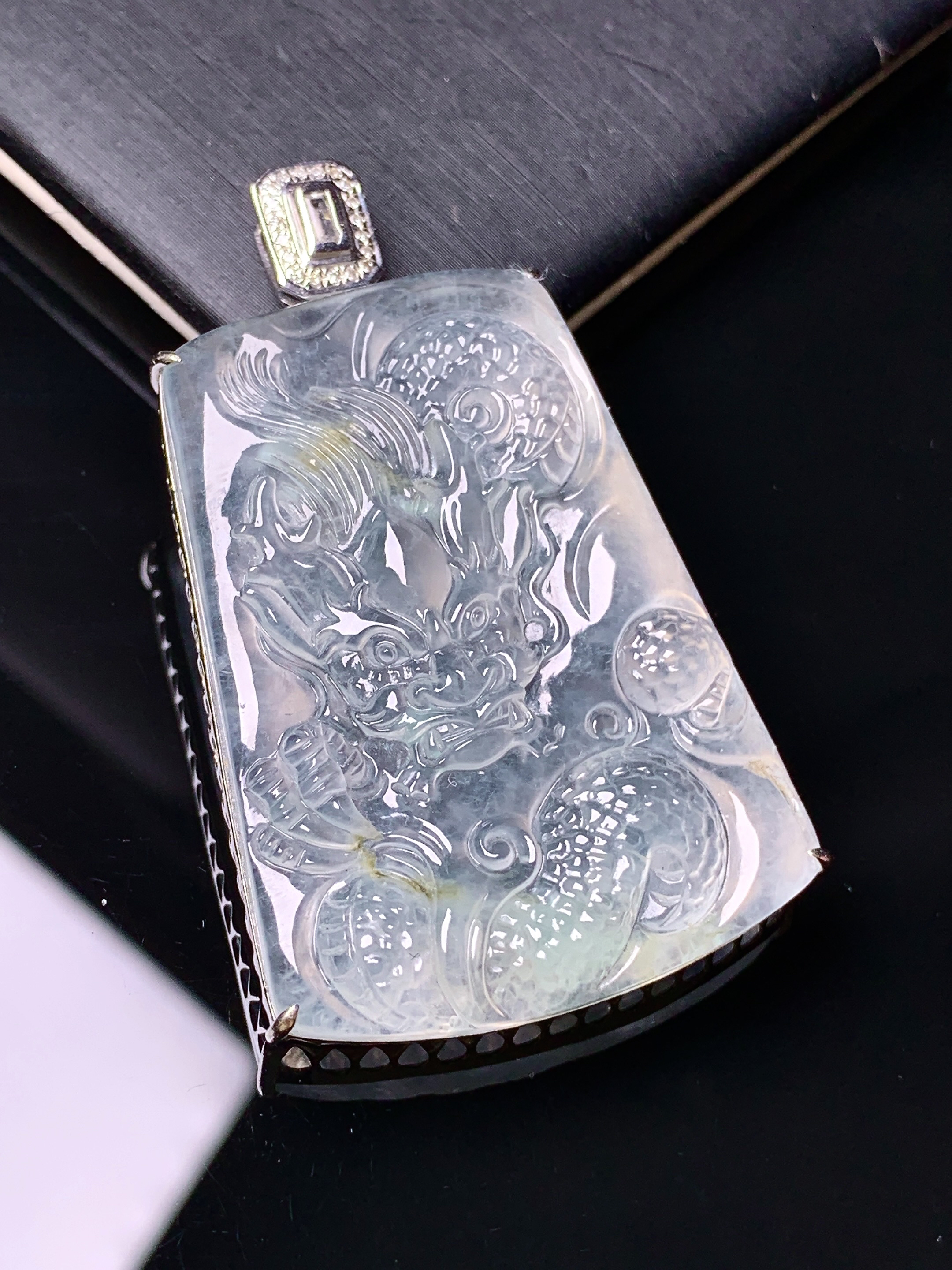 18k金钻镶嵌冰种龙牌吊坠 玉质细腻 色泽艳丽清新 水润亮眼 整体尺寸47.8*30*6.3f2