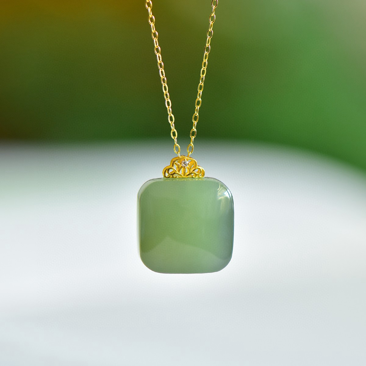 18K金镶嵌和田玉晴水小方糖吊坠