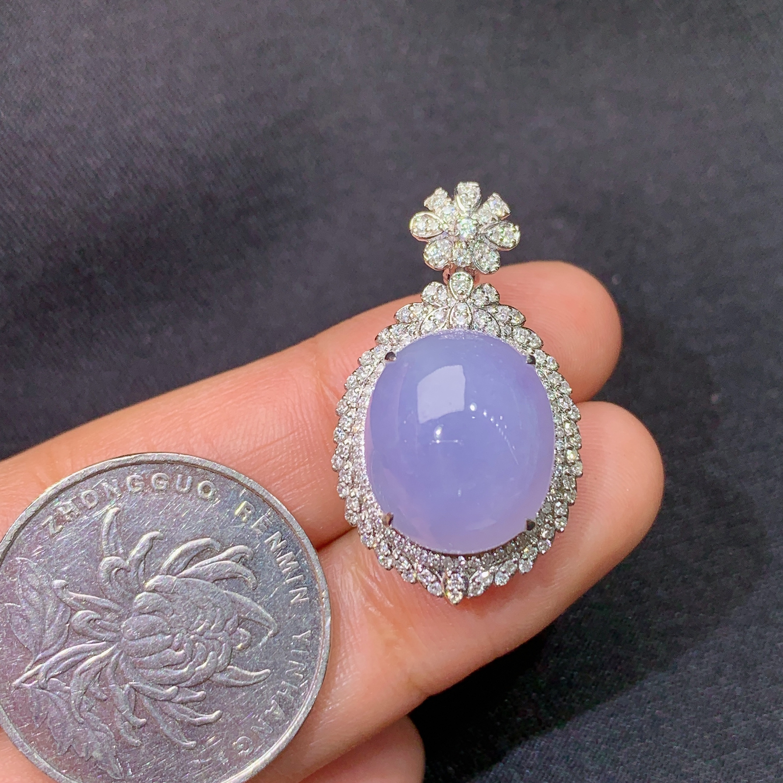 冰紫罗兰蛋面吊坠，18k金镶嵌，温润细腻，颜色鲜艳，Kf 尺寸29.3*17.3*13.3