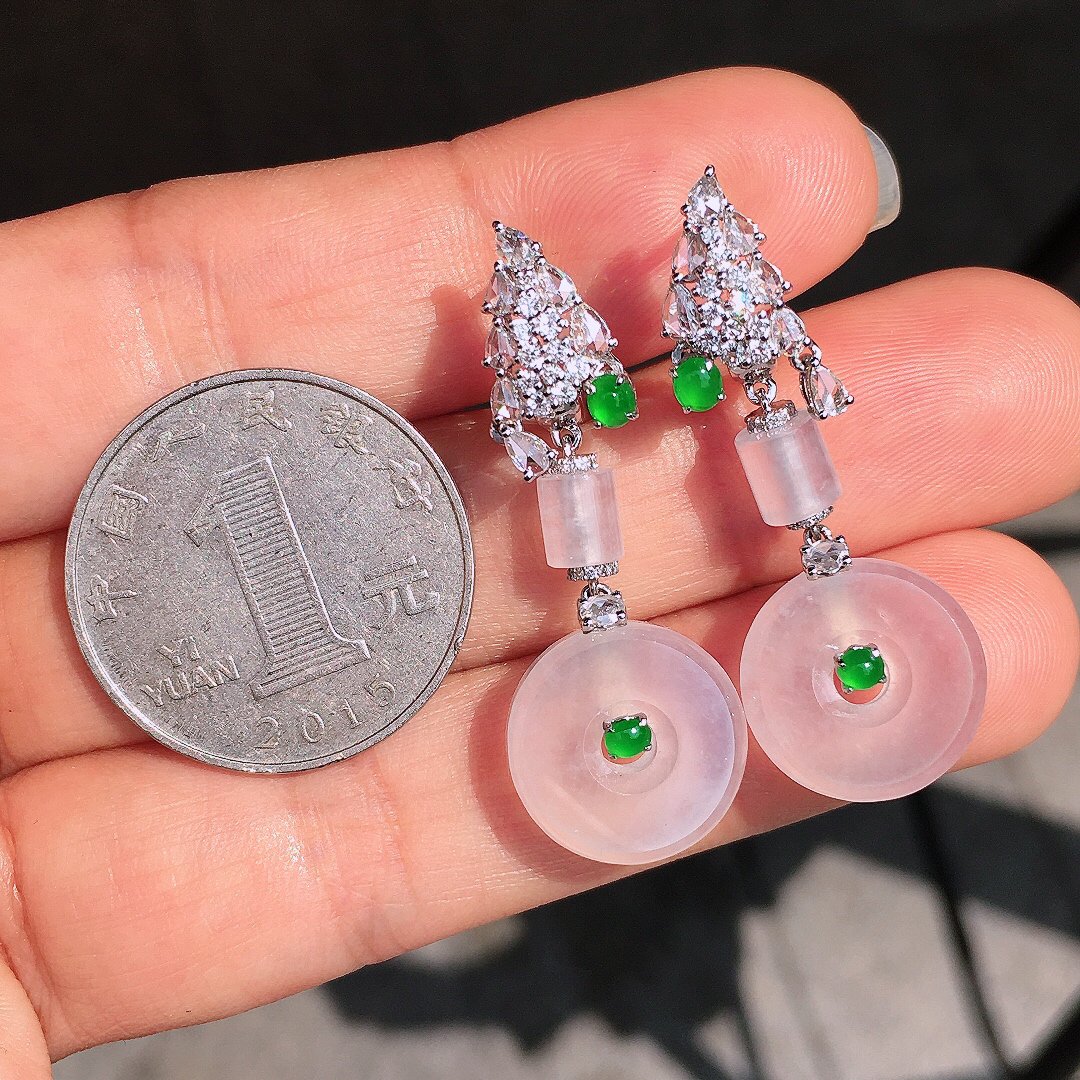 冰种平安扣耳坠，玉质细腻，荧光感超
强，饱满圆润，尽显优雅气质，18k
金豪华镶嵌