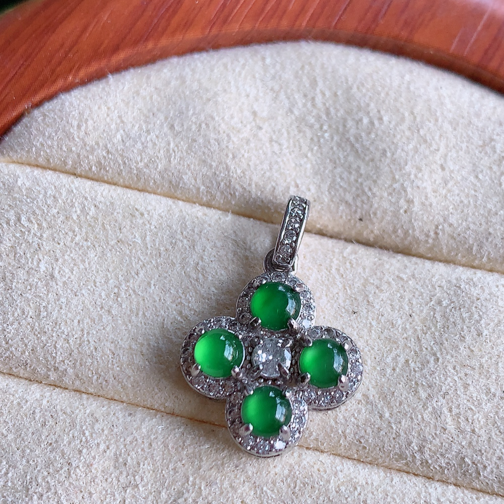 冰润满绿蛋面吊坠  玉质细润，翠绿色  沁人心脾 ，高档大气，镶嵌效果倍增，W481.15  整体尺