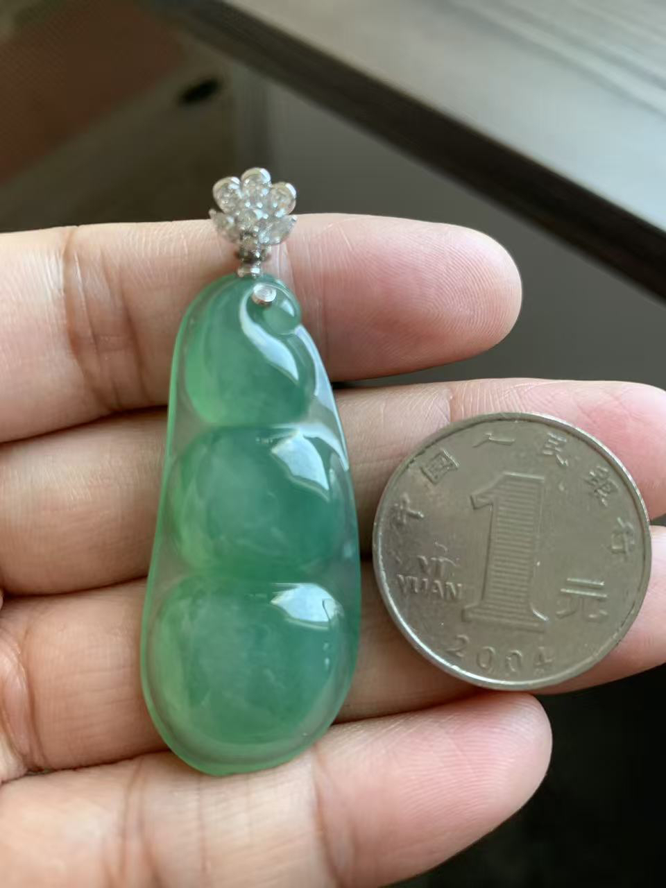 清透蓝水底大福豆
裸石45.5*20*9.5 整体长度53.5mm
18k金钻石镶嵌扣头