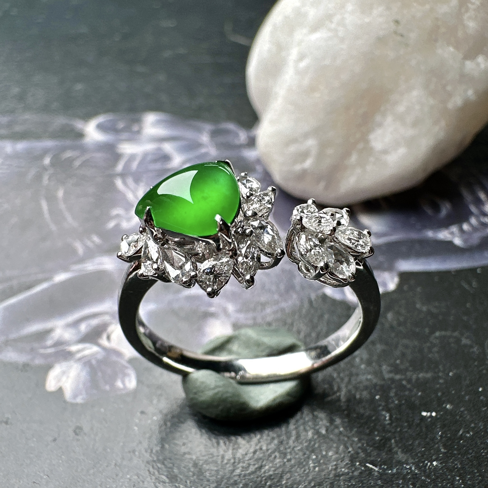 【冰种满绿心形戒指】质地均匀细腻，冰润起光，胶感强烈，颜色娇艳，18K金钻精美镶嵌，裸石尺寸7*6.2*3毫米