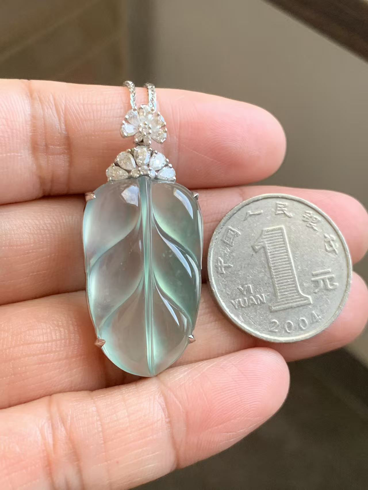 高冰强荧光晴底叶子
裸石31*19.5*6.5 整体42.5*19.5*8 
18k金钻石镶嵌