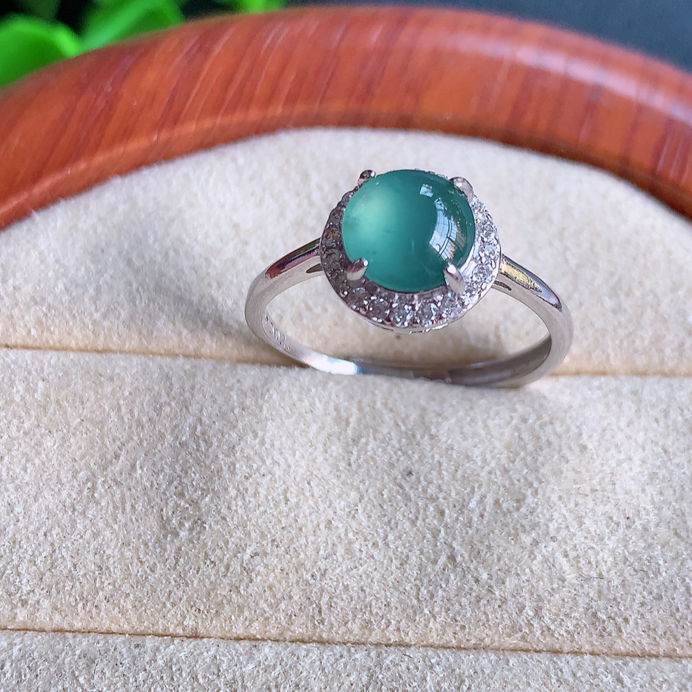 冰润晴水精美翡翠戒指  玉质细腻  冰清玉润  飘花灵动  颜色漂亮  W481.15 内径尺寸：18-9.5-6.3mm  裸石尺寸：7mm