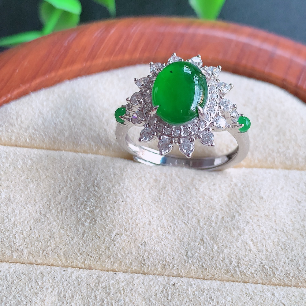 冰润满绿精美环形翡翠戒指  玉质细腻  冰清玉润  飘花灵动  颜色漂亮  W815.15   内径尺寸：16.5-15.5-6.6mm  裸石尺寸：9-6.8mm