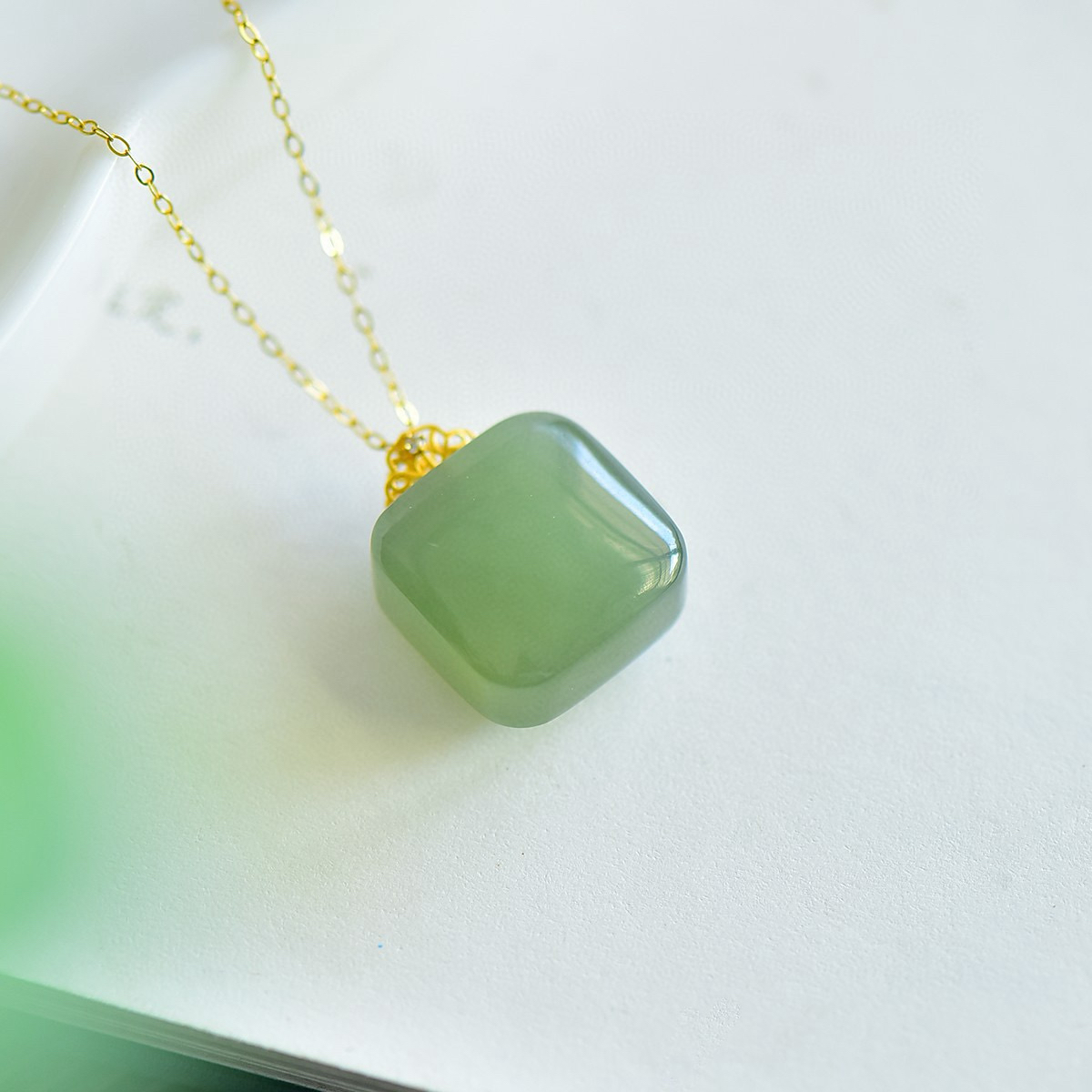 18K金镶嵌和田玉晴水小方糖吊坠