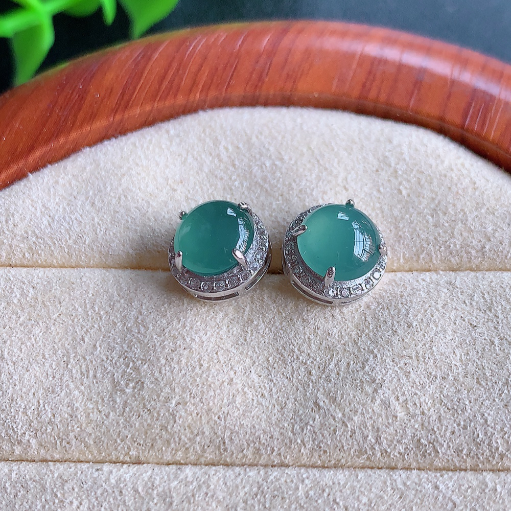 冰晴水翡翠925银镶嵌耳钉，自然光实拍，翠色灵动，颜色漂亮，种老水足，品相佳，佩戴佳品！W481.15  取一整体尺寸：9.5-6.3mm  裸石尺寸：7.3mm