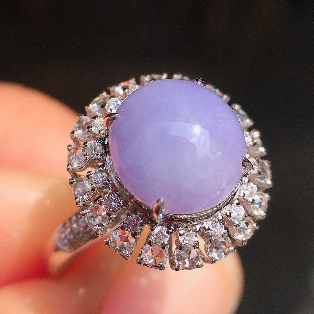 紫罗兰蛋面戒指，色泽均匀艳丽，玉质细腻，荧光感超
强，饱满圆润，尽显优雅气质，18k
金豪华镶嵌