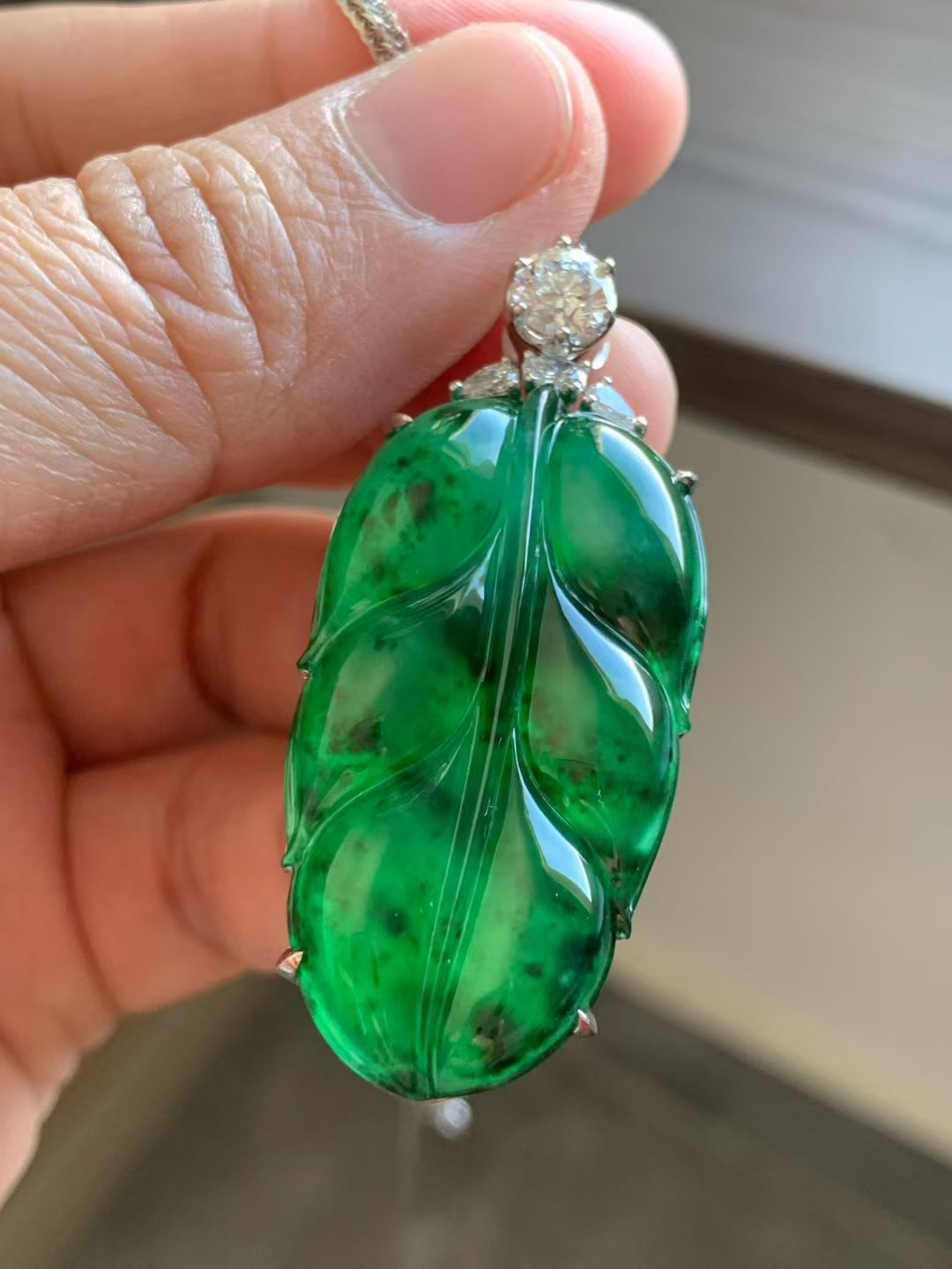 老坑花青叶子吊坠老坑种水，冰莹透亮，清润水足，颜色鲜辣，大气厚实！裸石39.5*21.5*6.5 整体48.5*21.5*9.5 
18k金钻石镶嵌