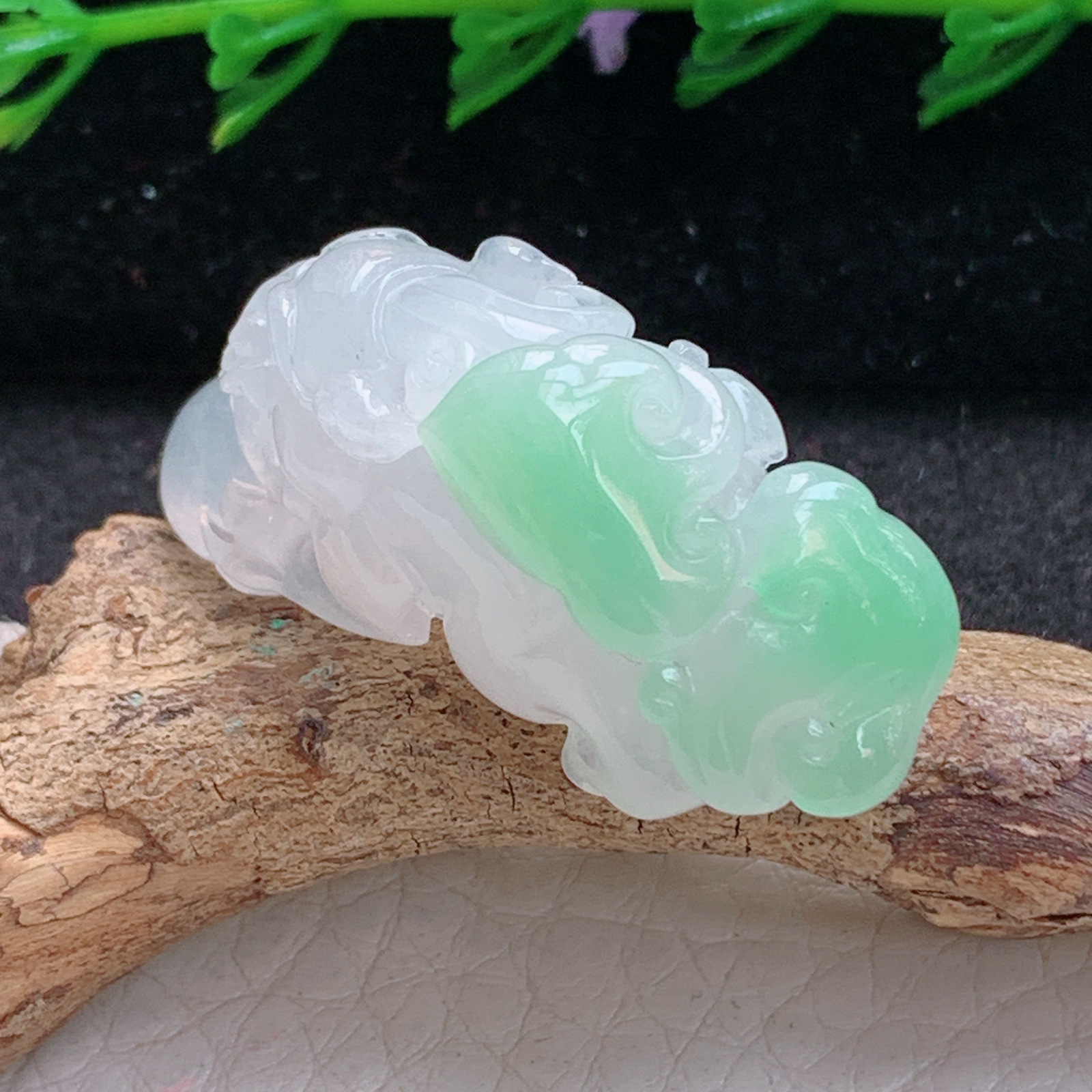 lz实拍36.2*12*18缅甸天然翡翠a货精雕冰种飘绿立体貔貅玉项坠 玉挂件