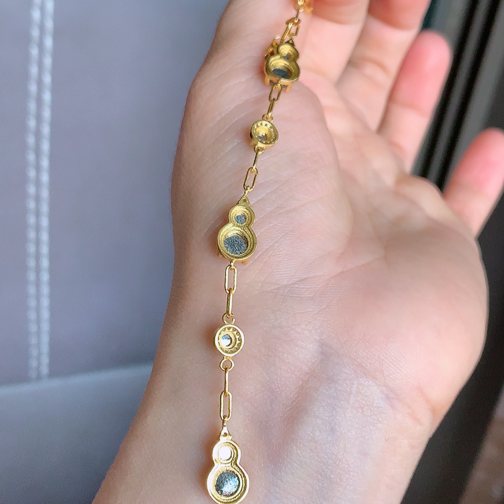 冰润翡翠蛋面手链，水水润润，珠圆玉润，颜色鲜艳，妙明清净，清秀高雅，佩戴效果优雅迷人！性价比超值 W481.18  取一尺寸：15.5-7.5-4mm  裸石尺寸：6mm