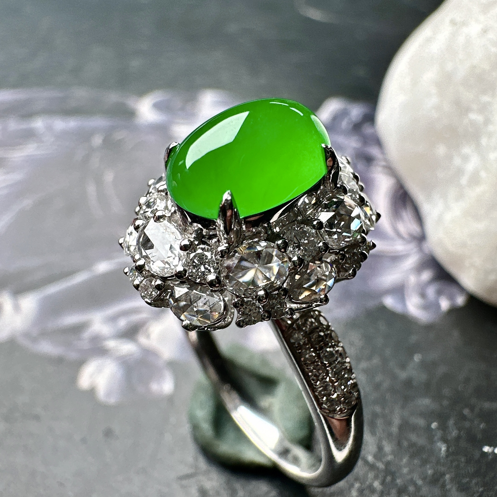 【冰种满绿蛋面戒指】质地均匀细腻，冰润起光，胶感强烈，颜色娇艳，18K金钻精美镶嵌，裸石尺寸8.7*6.2*4.9毫米