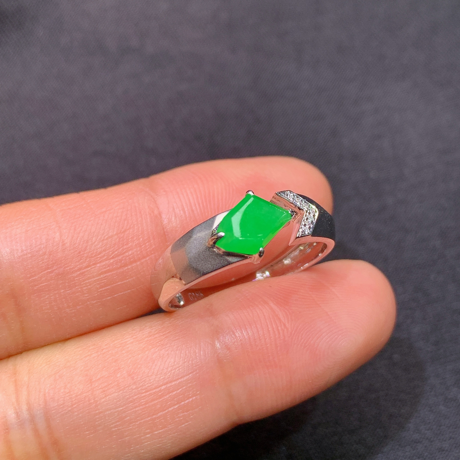 冰阳绿蛋面戒指，18k金镶嵌，简约时尚，冰润色阳，种水足，Hl 圈口16 尺寸7.6*3.6*2.