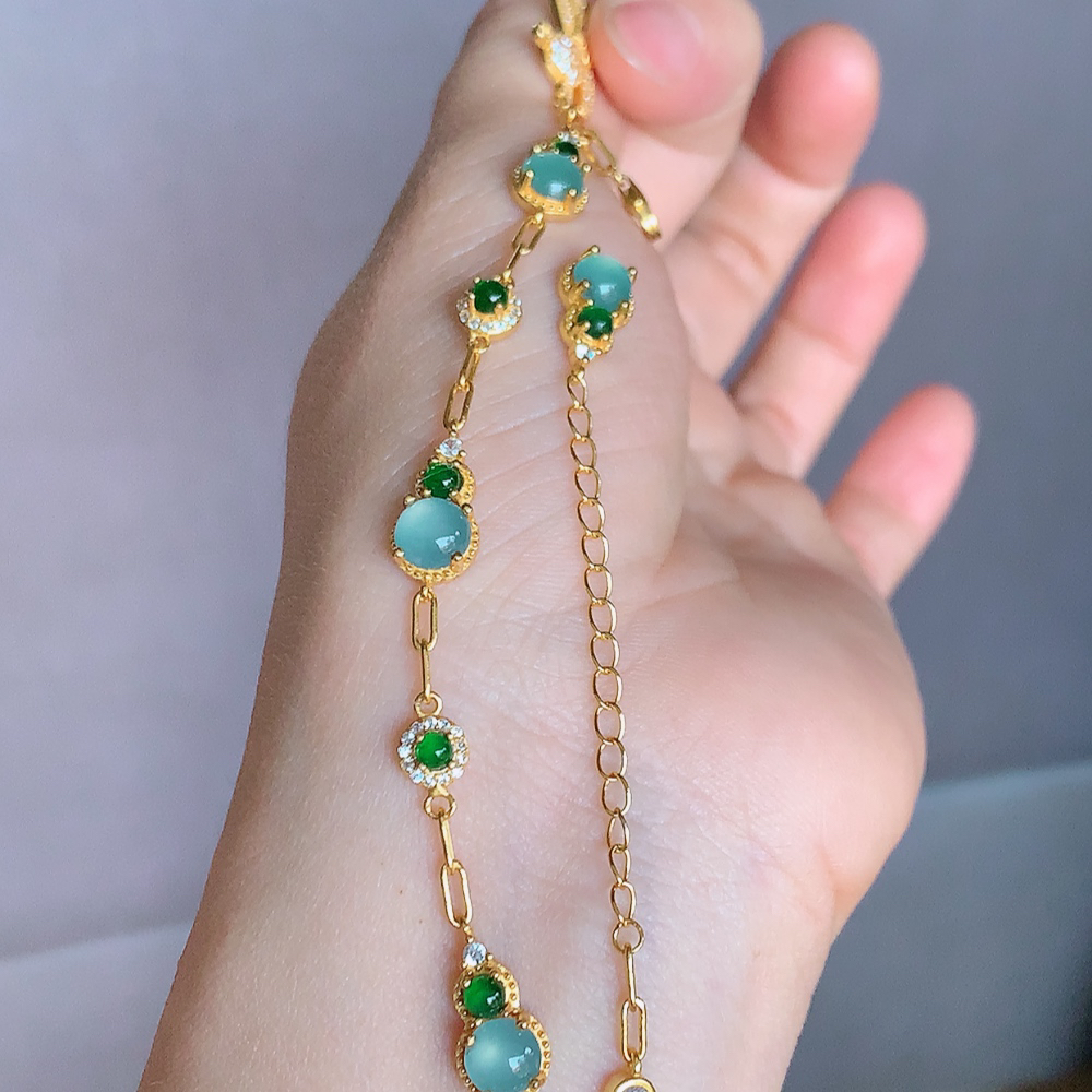 冰润翡翠蛋面手链，水水润润，珠圆玉润，颜色鲜艳，妙明清净，清秀高雅，佩戴效果优雅迷人！性价比超值 W481.18  取一尺寸：15.5-7.5-4mm  裸石尺寸：6mm