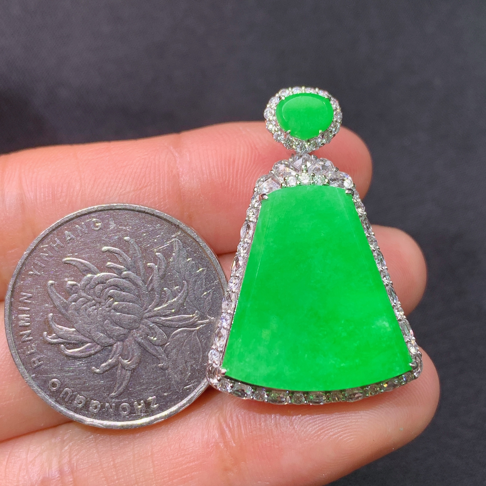 冰阳绿无事牌吊坠，18k金镶嵌，冰润色阳，种老水足，Ff 尺寸33.4*22.1*9.2