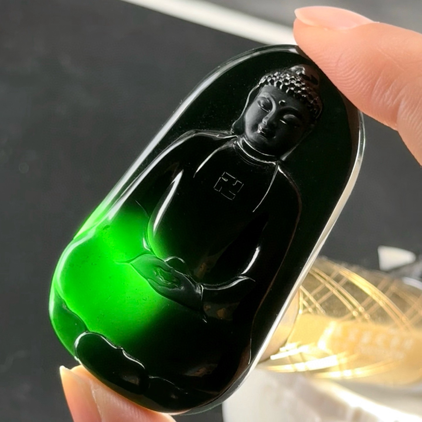 精品墨翠大日如来 种好色正 黑度极好 打灯通透 油性十足