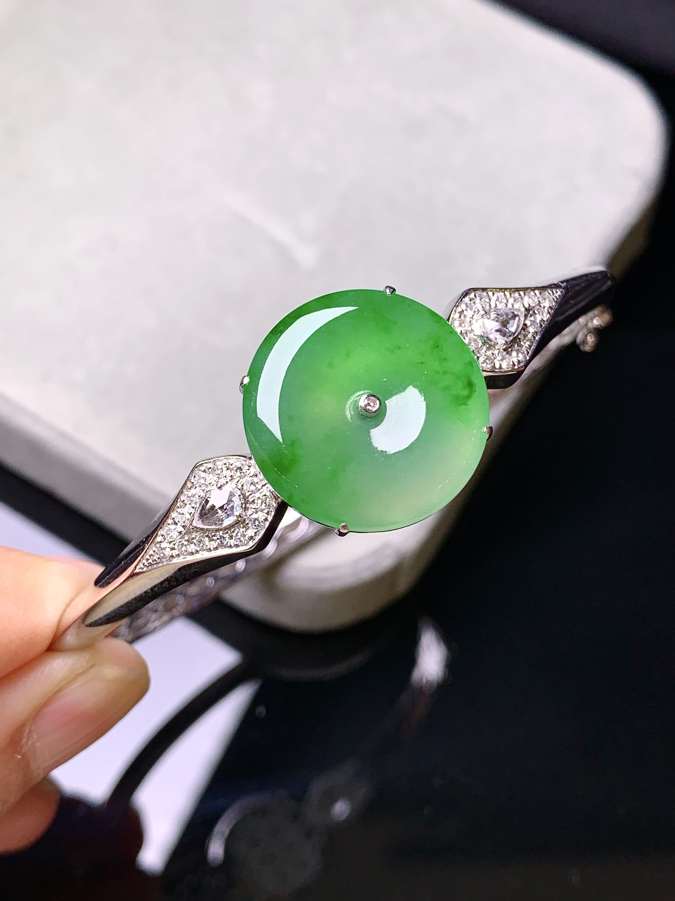 18k金钻镶嵌翠绿平安扣手镯 玉质细腻 色泽艳丽清新 水润亮眼 圈口57 整体尺寸18.3*3f2