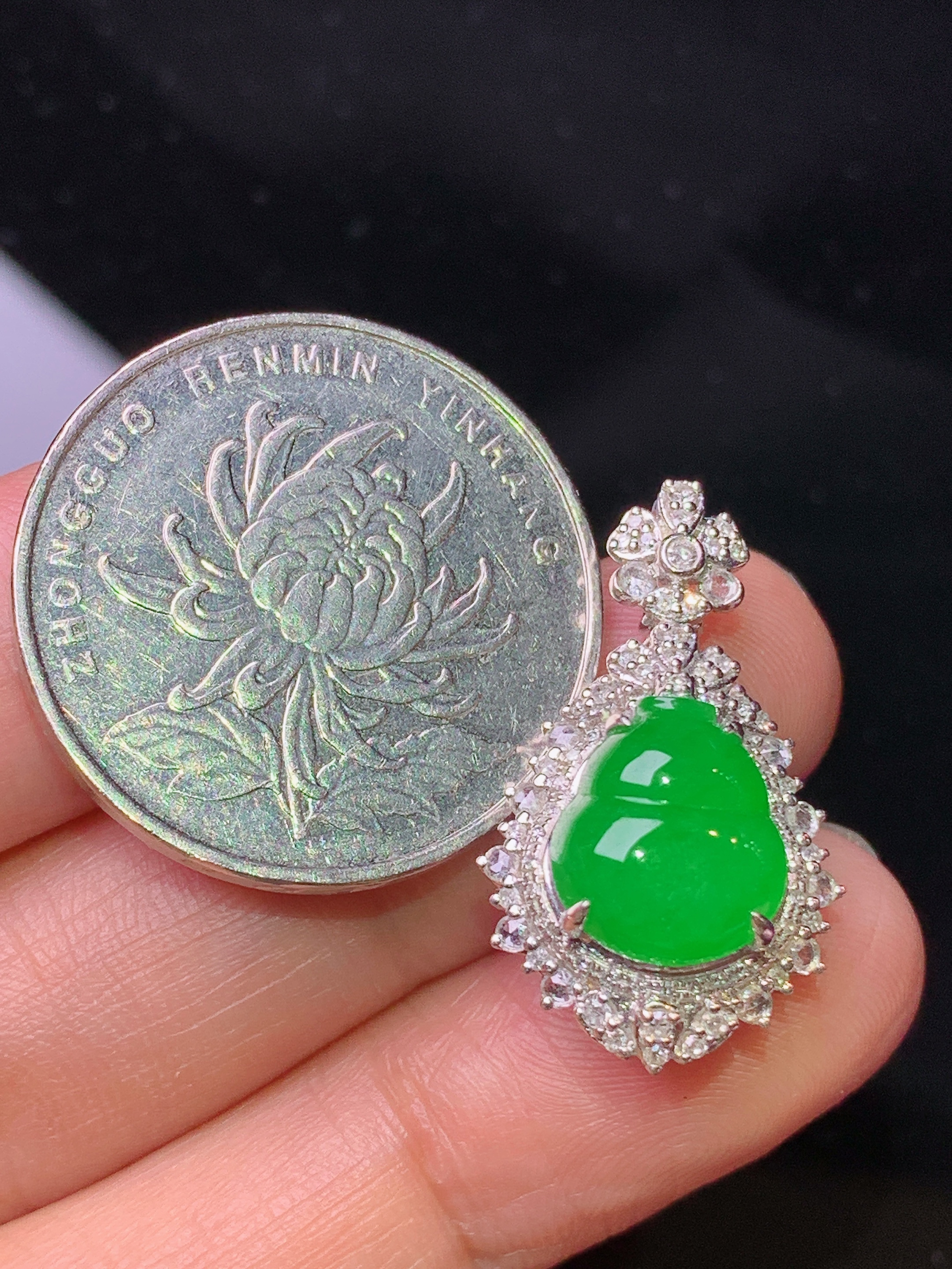 18k金钻镶嵌满绿葫芦吊坠 玉质细腻 色泽艳丽清新 水润亮眼 整体尺寸24.8*14.8*10.8c2