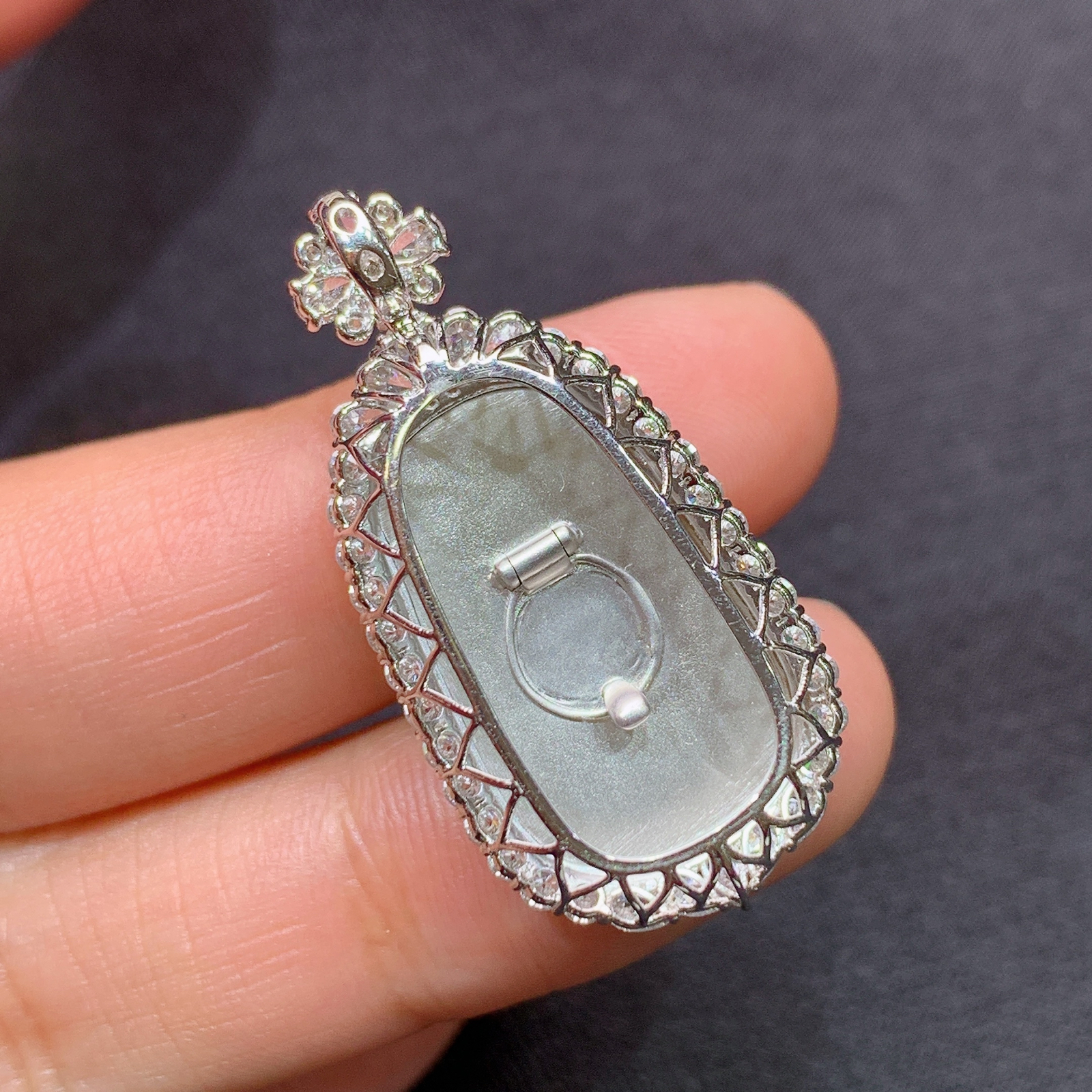 冰阳绿如意吊坠，18k金镶嵌，冰润色阳，玉质细腻，种水足，B1 尺寸33.3*16.4*8.2