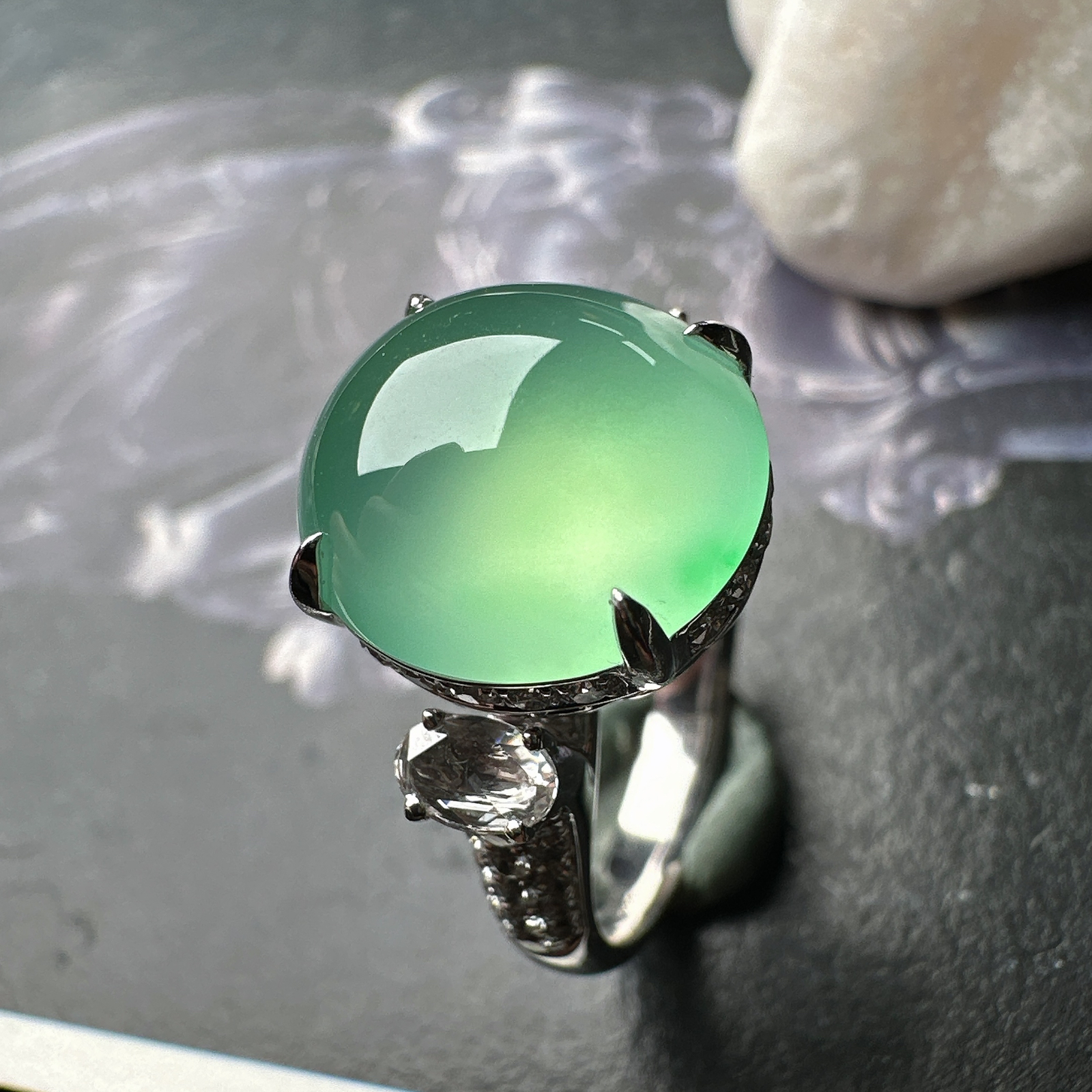【冰种淡绿蛋面戒指】种水色俱全，冰透闪亮，通透感饱满度很好，18k金钻镶嵌，裸石尺寸13*12.1*6.2毫米，圈口可改
