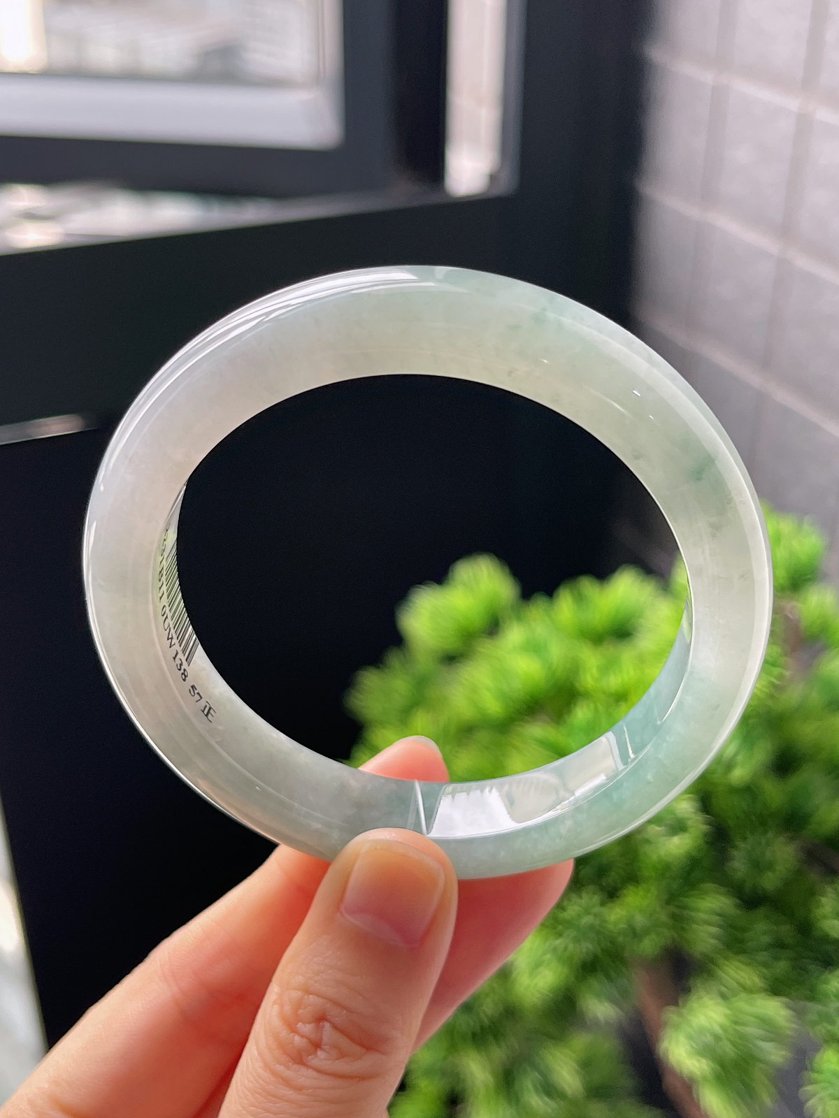 正圈57圈口，翡翠冰糯种浅绿色手镯