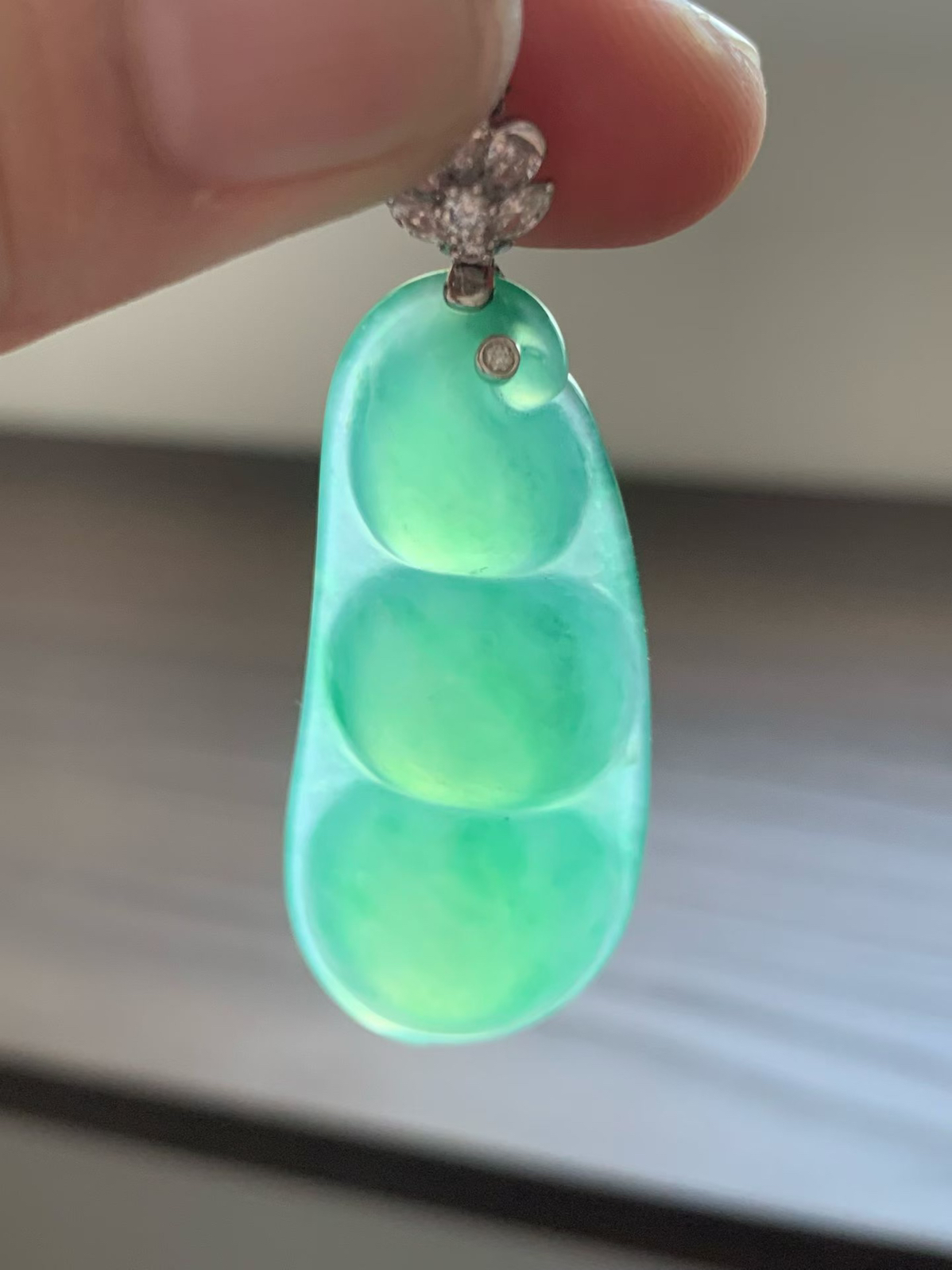 清透蓝水底大福豆
裸石45.5*20*9.5 整体长度53.5mm
18k金钻石镶嵌扣头