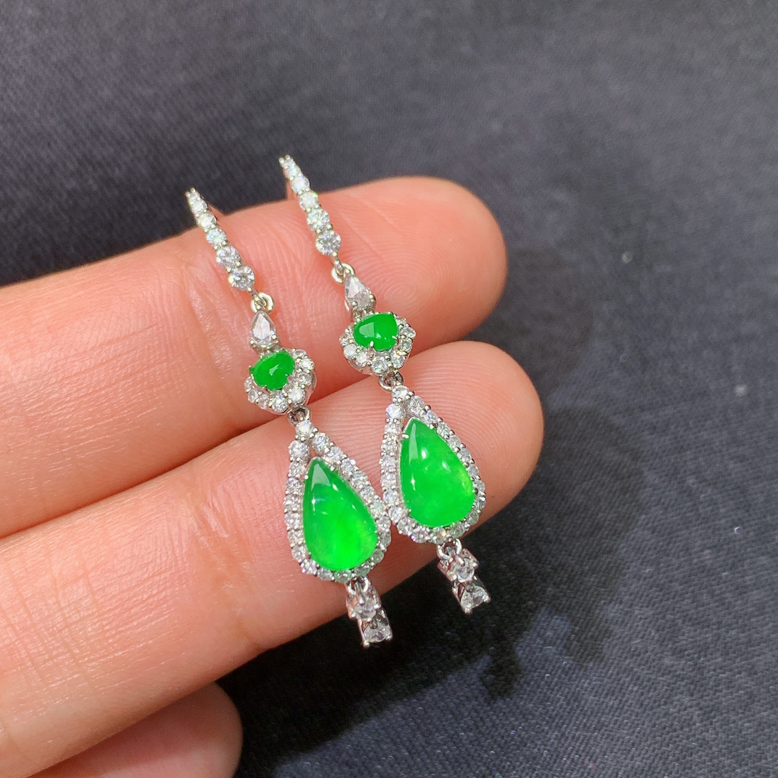 冰阳绿水滴耳坠，18k金镶嵌，款式新颖，冰润色阳，种水足，Kf尺寸6.3*3.8*1