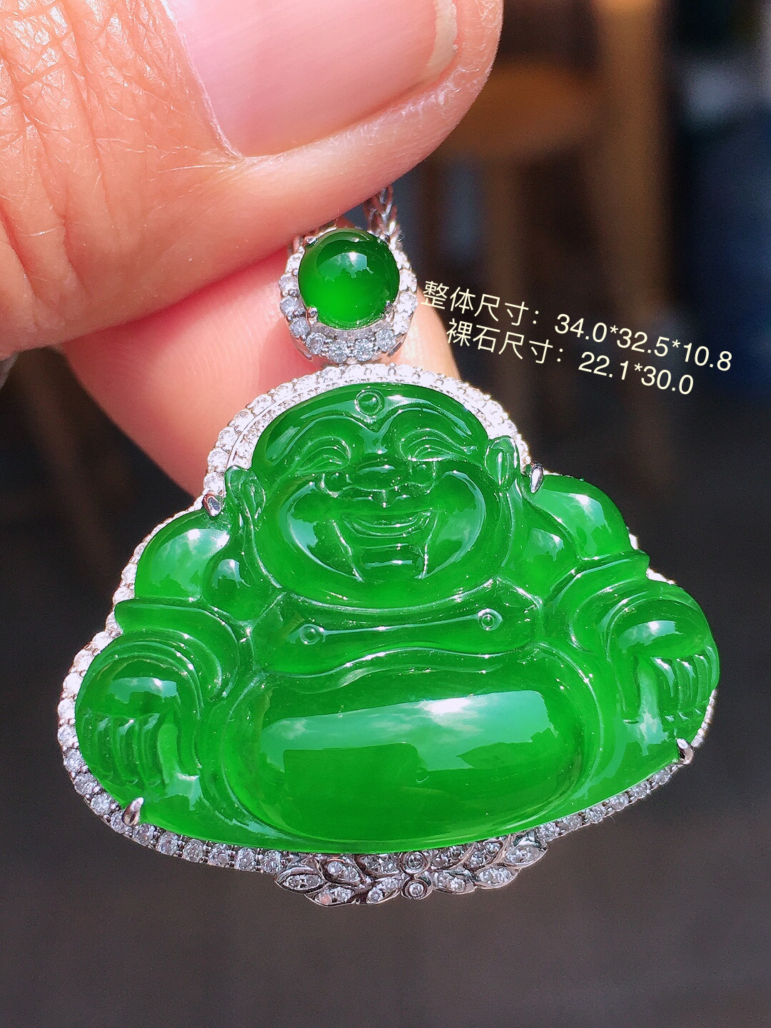 满绿佛公吊坠，色泽均匀艳丽，玉质细腻，荧光感超
强，饱满圆润，尽显优雅气质，18k
金豪华镶嵌