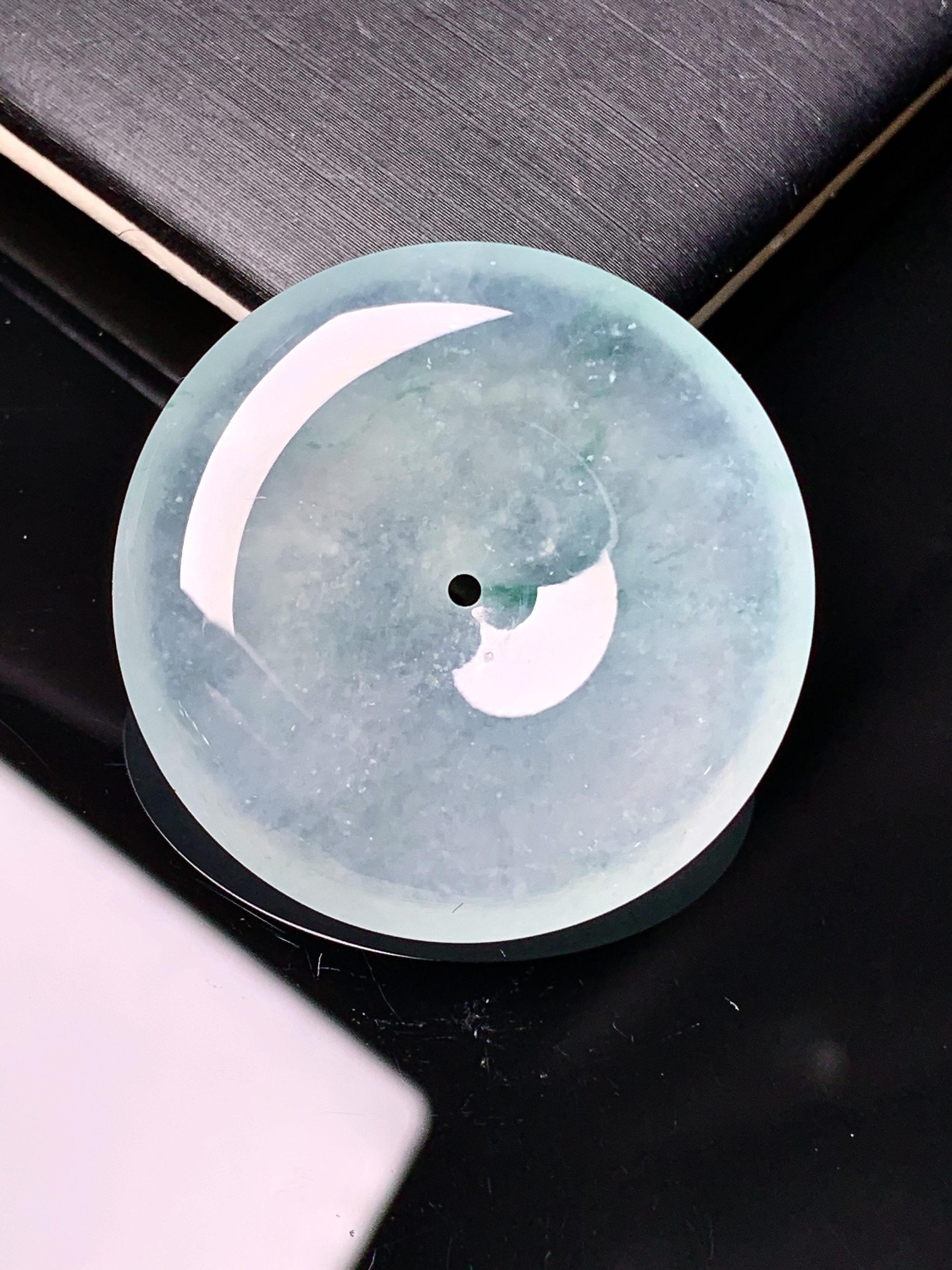 冰种平安扣吊坠 玉质细腻 色泽艳丽清新 水润亮眼 整体尺寸32.5*5.5x1