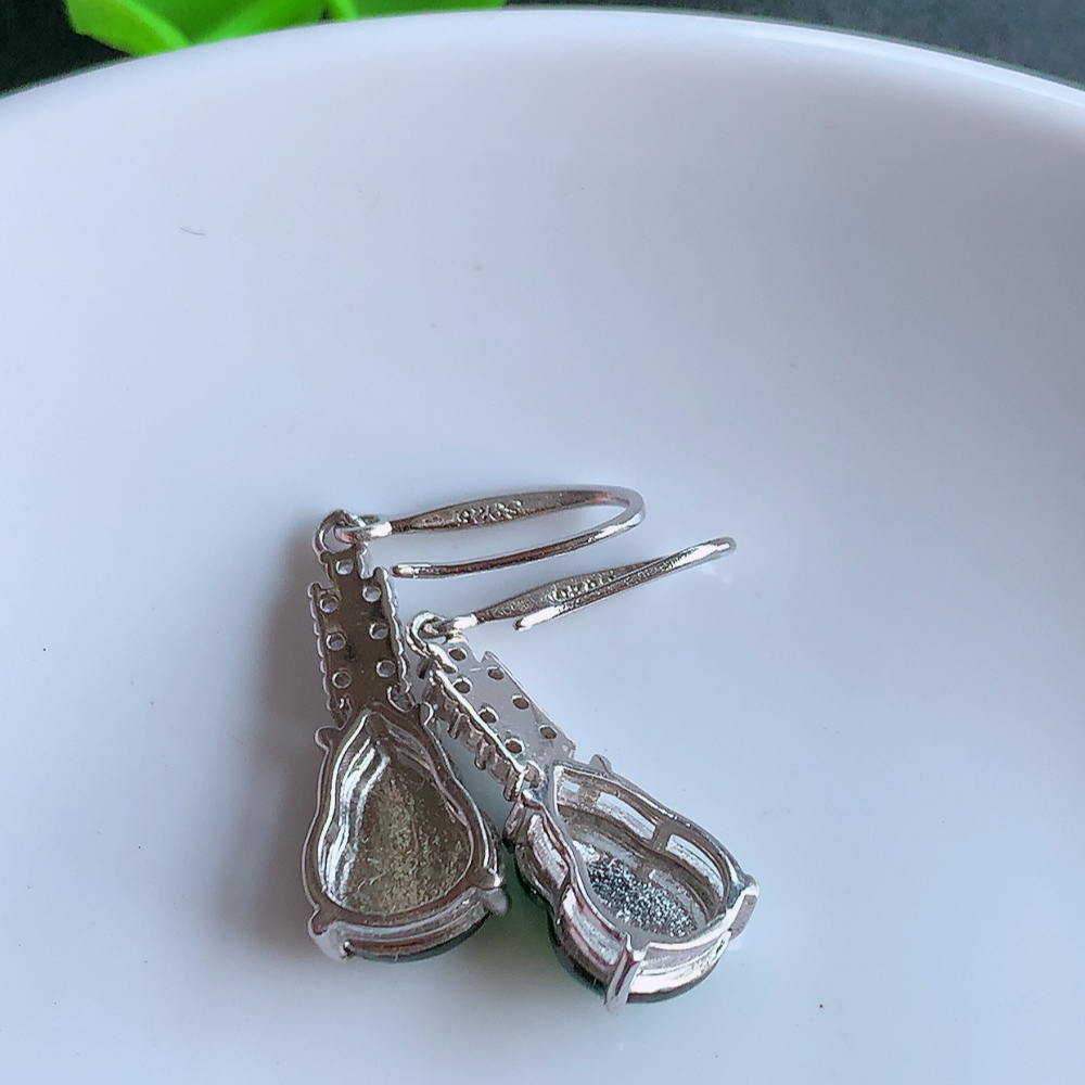 冰透满绿翡翠925银镶嵌葫芦耳钉，自然光实拍，翠色灵动，颜色漂亮，种老水足，品相佳，佩戴佳品！W481.15  取一整体尺寸：19.5-8-4.8mm  裸石尺寸：10-7.5mm