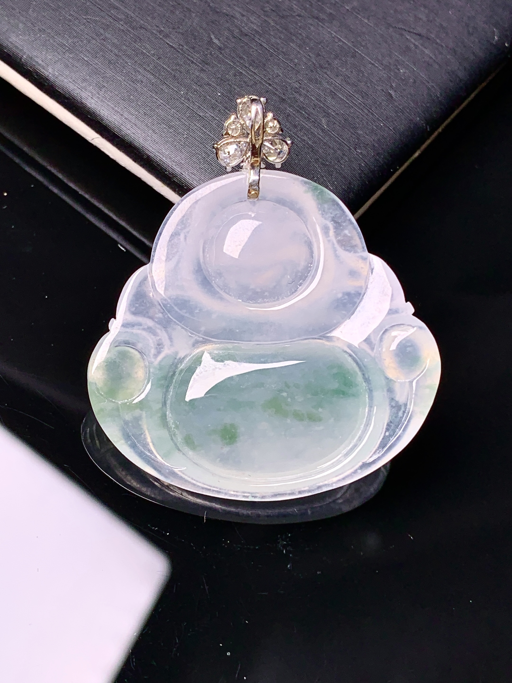 18k金钻镶嵌冰种飘绿佛公吊坠 玉质细腻 色泽艳丽清新 水润亮眼 整体尺寸36.8*32*5.5x1