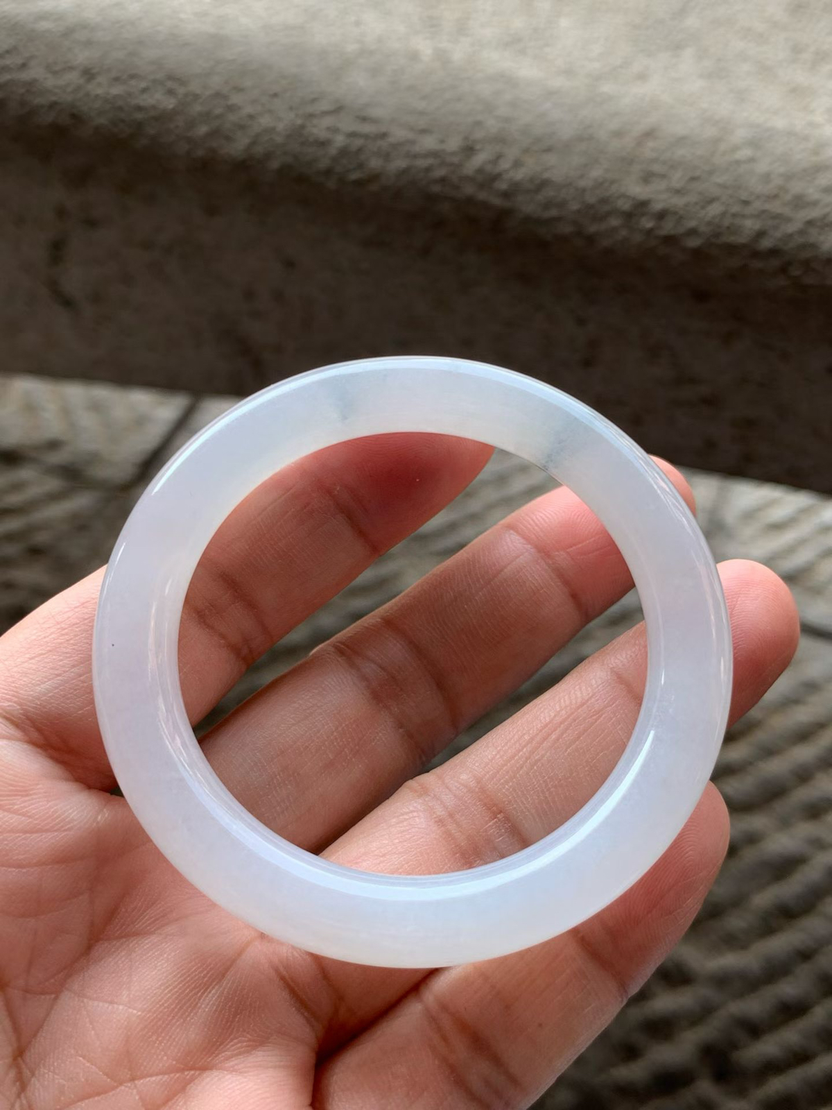 飘花圆条手镯尺寸50*9*8.8 底子洁白通透，质地细腻，胶润水足，几抹花色灵动，整体清新素雅！