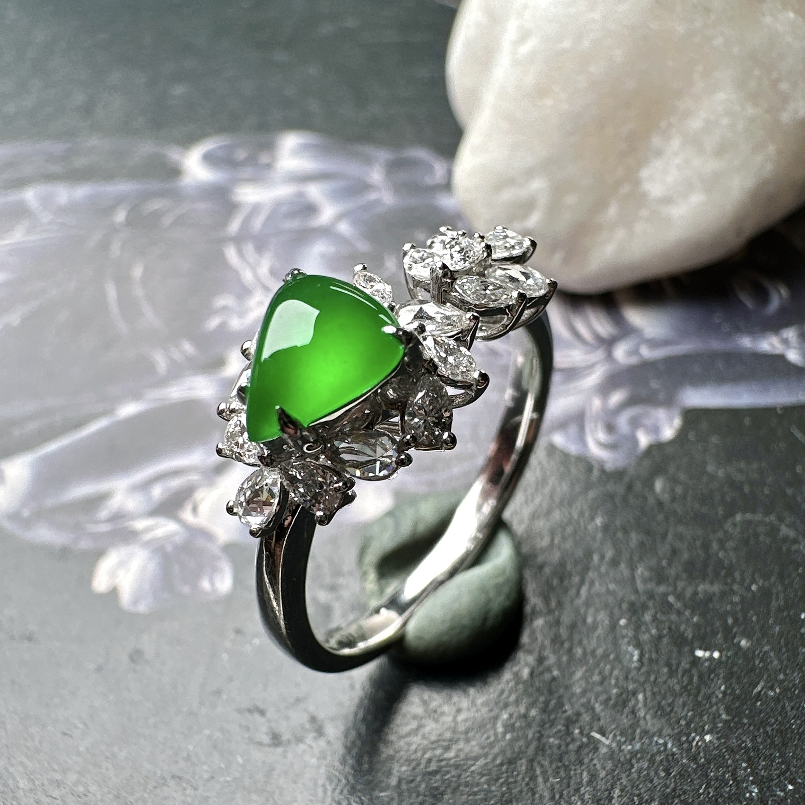 【冰种满绿心形戒指】质地均匀细腻，冰润起光，胶感强烈，颜色娇艳，18K金钻精美镶嵌，裸石尺寸7*6.2*3毫米