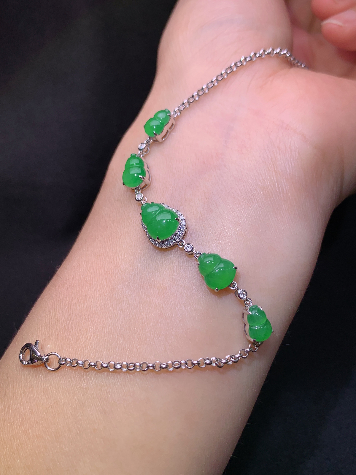 冰阳绿葫芦手链，18k金镶嵌，款式新颖，冰润色阳，种水足，h1 尺寸8.7*6.3*2.8