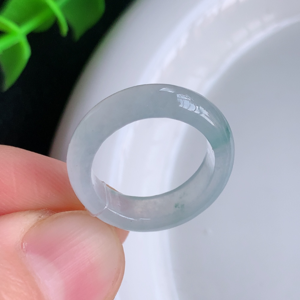 冰润飘花精美环形翡翠戒指  玉质细腻  冰清玉润  飘花灵动  颜色漂亮  W49.15  尺寸：1