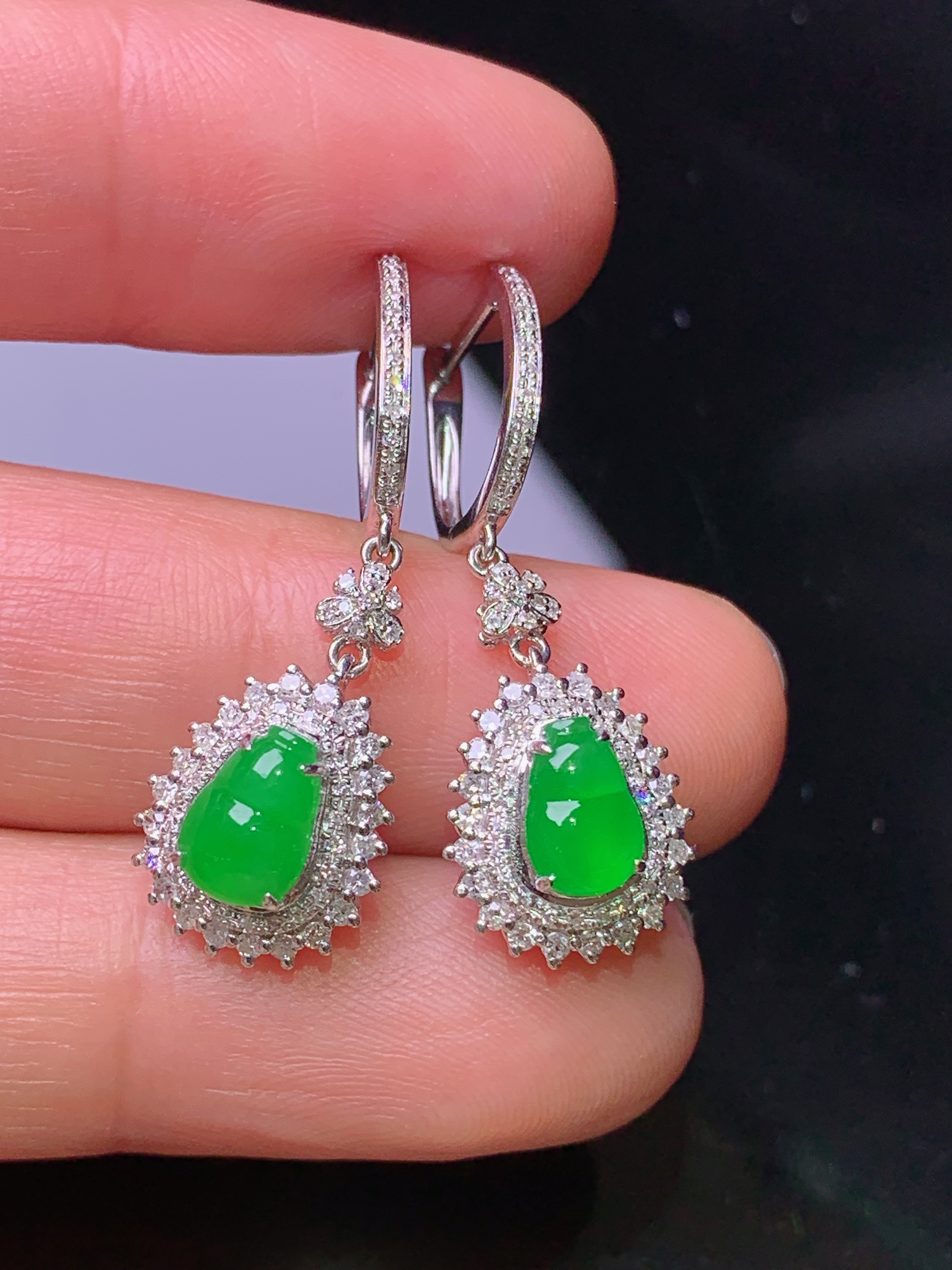 18k金钻镶嵌满绿葫芦耳坠 玉质细腻 色泽艳丽清新 水润亮眼 整体尺寸28.5*10.5*7.2c2