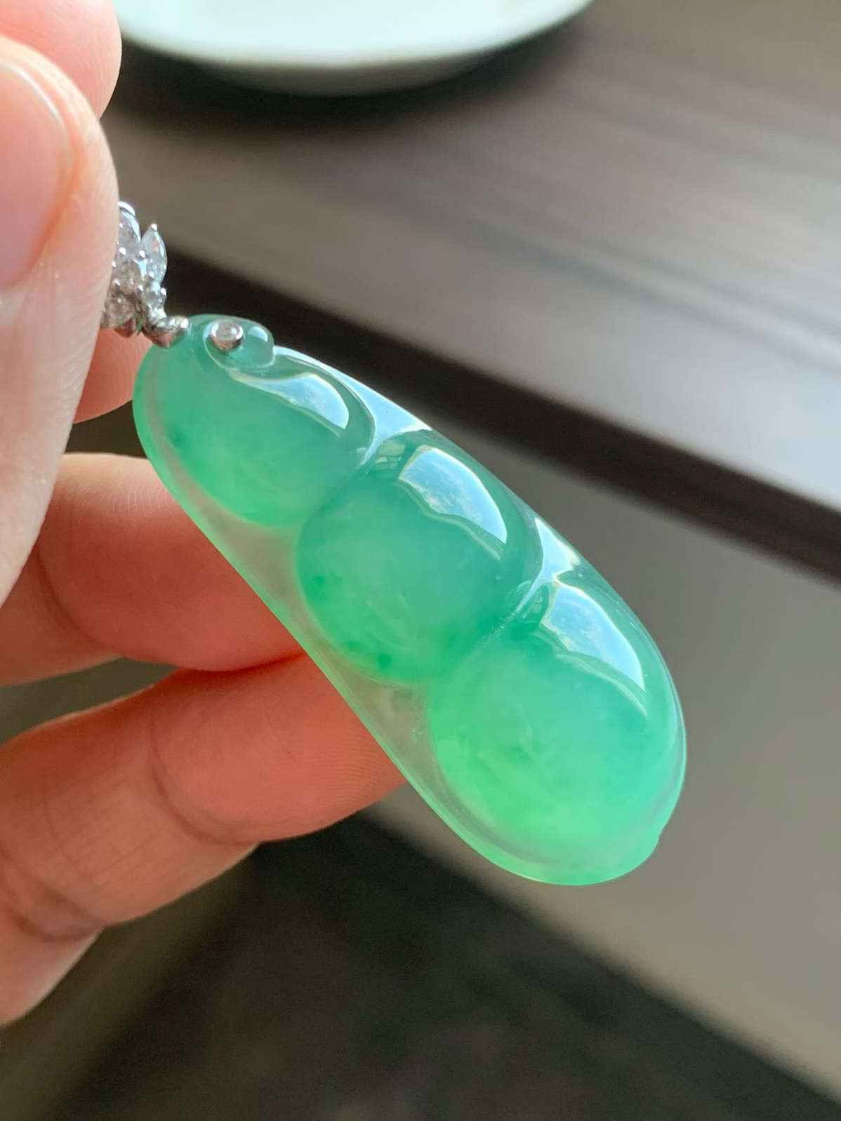 清透蓝水底大福豆
裸石45.5*20*9.5 整体长度53.5mm
18k金钻石镶嵌扣头