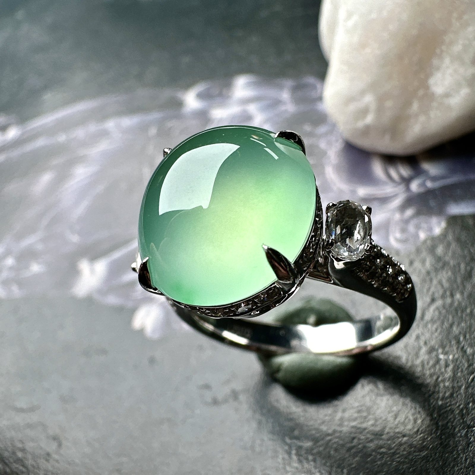 【冰种淡绿蛋面戒指】种水色俱全，冰透闪亮，通透感饱满度很好，18k金钻镶嵌，裸石尺寸13*12.1*6.2毫米，圈口可改