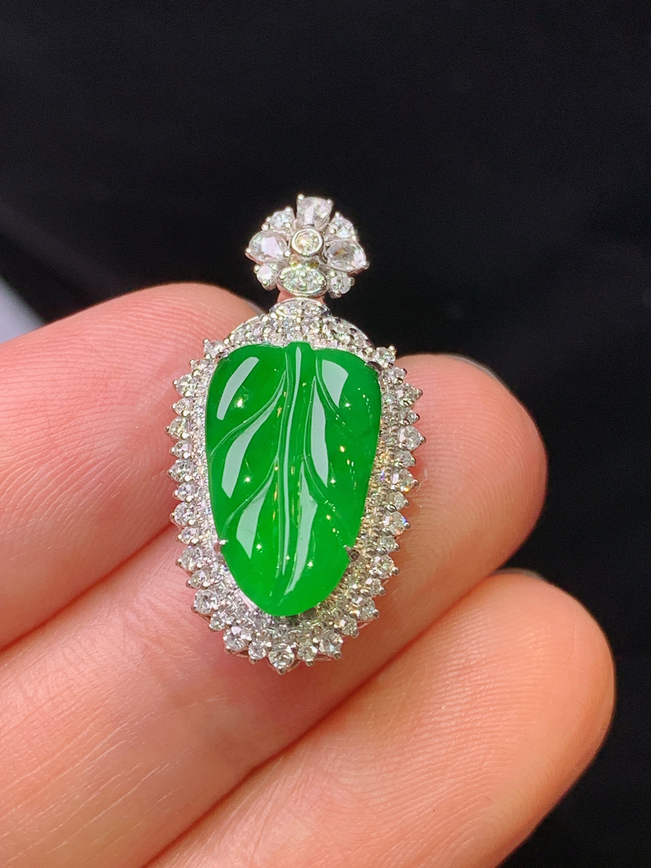 18k金钻镶嵌满绿树叶吊坠 玉质细腻 色泽艳丽清新 水润亮眼 整体尺寸26*13.2*7.3f2