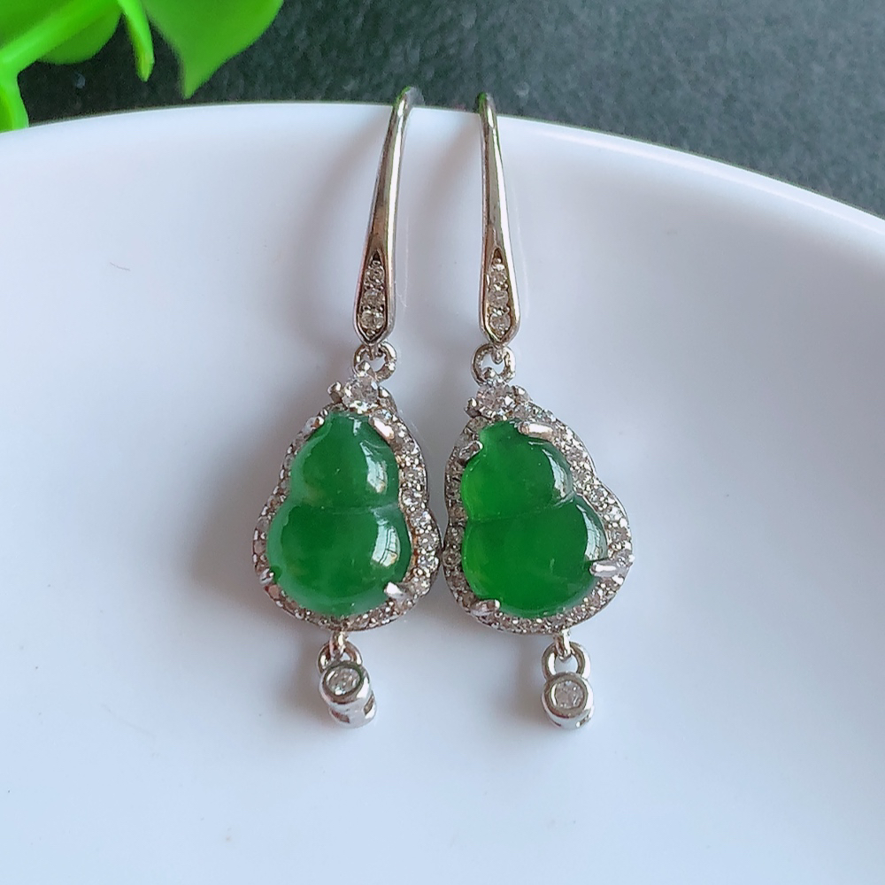 冰透满绿翡翠925银镶嵌葫芦耳钉，自然光实拍，翠色灵动，颜色漂亮，种老水足，品相佳，佩戴佳品！W481.18  取一整体尺寸：16-9.3-6.2mm  裸石尺寸：10-7mm