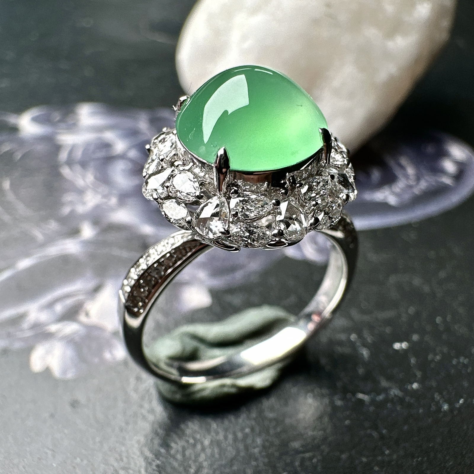 【冰种淡绿蛋面戒指】种水色俱全，冰透闪亮，通透感饱满度很好，18k金钻镶嵌，裸石尺寸9*4.7毫米，圈口可改