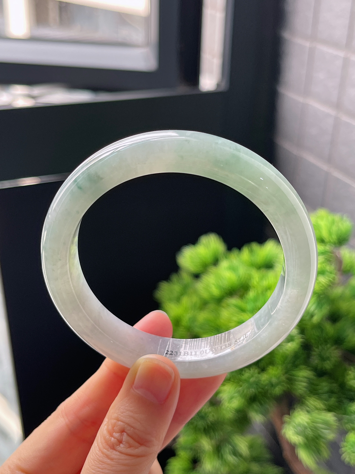 正圈57圈口，翡翠冰糯种浅绿色手镯