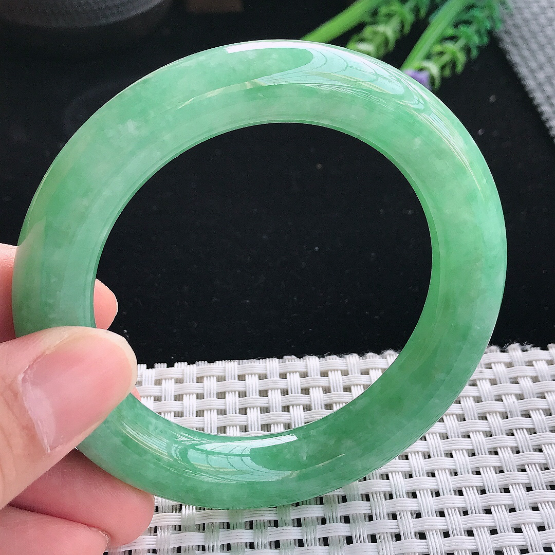 实拍天然翡翠56/12.3/12老坑精美温润满绿胖圆条手镯翡翠玉镯手环