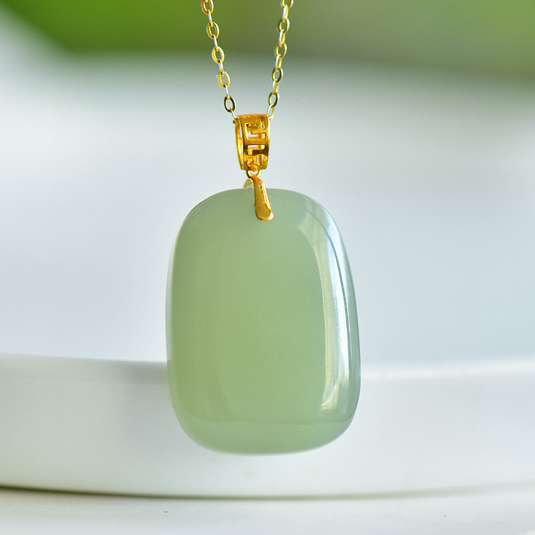 18K金镶嵌和田玉晴水双鼓幸运牌吊坠