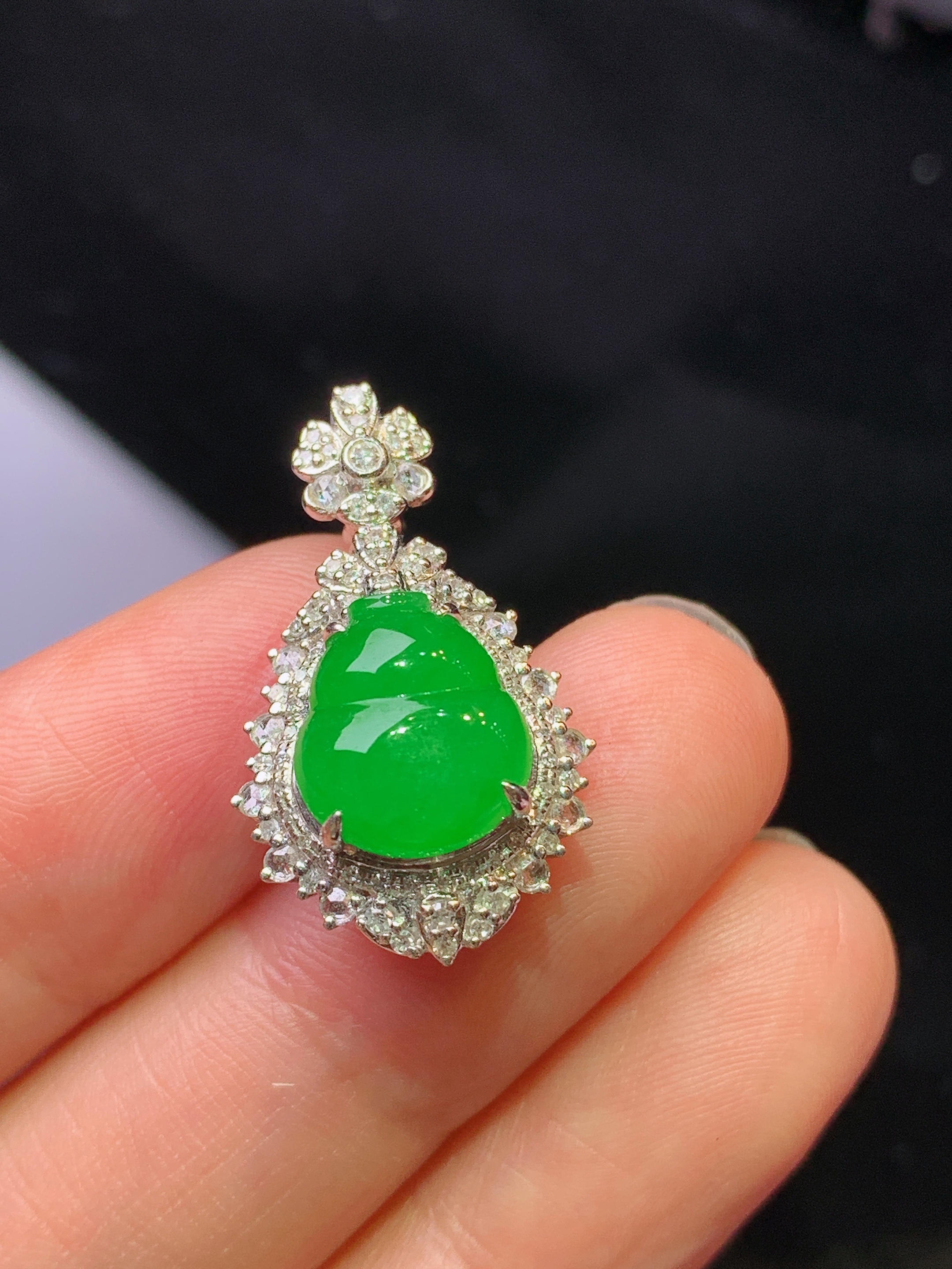 18k金钻镶嵌满绿葫芦吊坠 玉质细腻 色泽艳丽清新 水润亮眼 整体尺寸24.8*14.8*10.8c