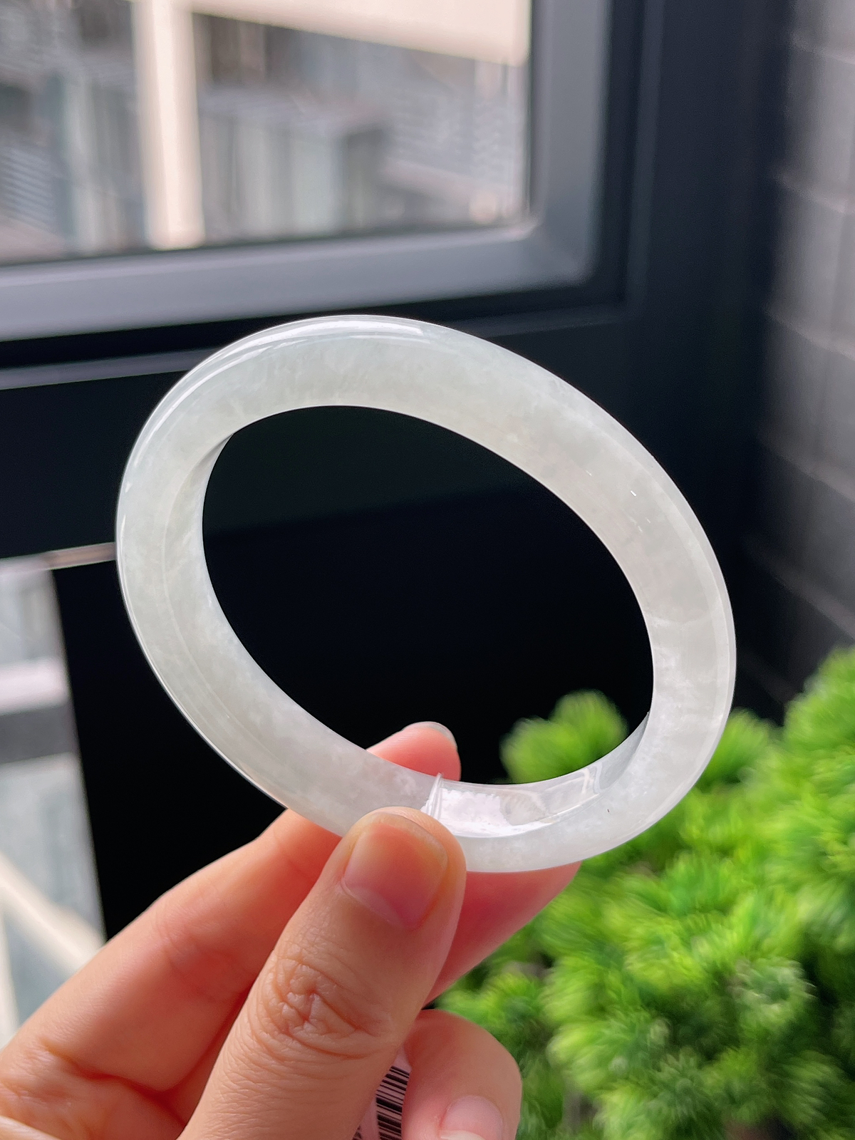 贵妃镯55圈口，翡翠冰糯种淡绿色手镯