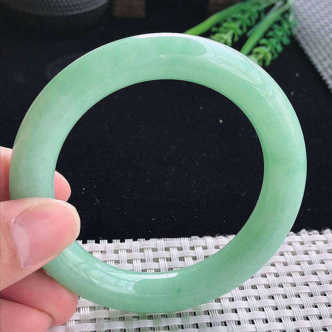 实拍天然翡翠57.5/11.2/11.3老坑精美温润满绿圆条手镯苹果绿玉镯手环